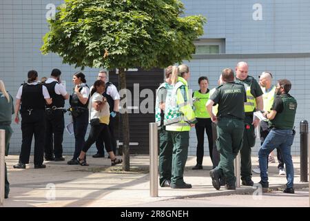 *** EXCLUSIVE *** SI APPLICANO TARIFFE SPECIALI *** 21/06/2023. Londra, Regno Unito. Central Middlesex Hospital di Londra occidentale evacuato in quello che viene descritto come un 'incidente maggiore' dove sono stati chiamati i poliziotti armati. Photo credit: Ben Cawthra/Sipa USA **NO UK SALES** Foto Stock