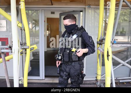 *** EXCLUSIVE *** SI APPLICANO TARIFFE SPECIALI *** 21/06/2023. Londra, Regno Unito. Polizia armata al Central Middlesex Hospital di Londra occidentale in quello che viene descritto come un 'incidente maggiore'. Photo credit: Ben Cawthra/Sipa USA **NO UK SALES** Foto Stock