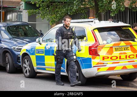 *** EXCLUSIVE *** SI APPLICANO TARIFFE SPECIALI *** 21/06/2023. Londra, Regno Unito. Polizia armata presso il Central Middlesex Hospital di Londra occidentale, dove si è verificato un "incidente maggiore" e sono state chiamate forze di polizia armata. Photo credit: Ben Cawthra/Sipa USA **NO UK SALES** Foto Stock