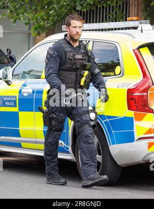 *** EXCLUSIVE *** SI APPLICANO TARIFFE SPECIALI *** 21/06/2023. Londra, Regno Unito. Polizia armata presso il Central Middlesex Hospital di Londra occidentale, dove si è verificato un "incidente maggiore" e sono state chiamate forze di polizia armata. Photo credit: Ben Cawthra/Sipa USA **NO UK SALES** Foto Stock