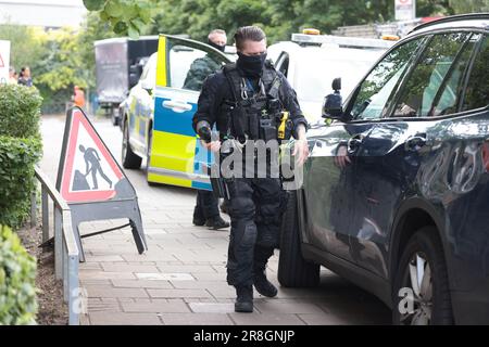 *** EXCLUSIVE *** SI APPLICANO TARIFFE SPECIALI *** 21/06/2023. Londra, Regno Unito. Polizia armata al Central Middlesex Hospital di Londra occidentale in quello che viene descritto come un 'incidente maggiore'. Photo credit: Ben Cawthra/Sipa USA **NO UK SALES** Foto Stock