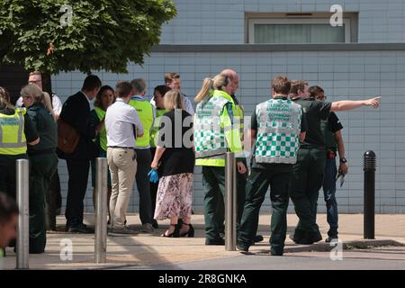 *** EXCLUSIVE *** SI APPLICANO TARIFFE SPECIALI *** 21/06/2023. Londra, Regno Unito. Central Middlesex Hospital di Londra occidentale evacuato in quello che viene descritto come un 'incidente maggiore' dove sono stati chiamati i poliziotti armati. Photo credit: Ben Cawthra/Sipa USA **NO UK SALES** Foto Stock