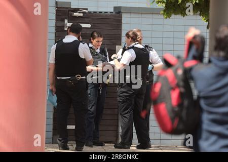 *** EXCLUSIVE *** SI APPLICANO TARIFFE SPECIALI *** 21/06/2023. Londra, Regno Unito. Central Middlesex Hospital di Londra occidentale evacuato in quello che viene descritto come un 'incidente maggiore' dove sono stati chiamati i poliziotti armati. Photo credit: Ben Cawthra/Sipa USA **NO UK SALES** Foto Stock