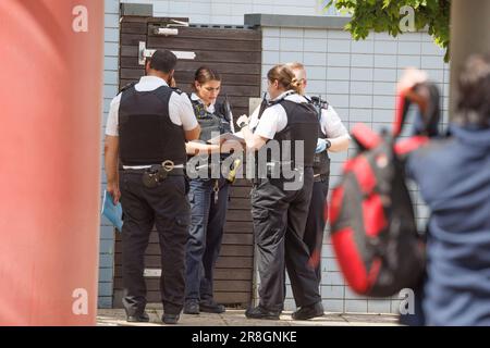 *** EXCLUSIVE *** SI APPLICANO TARIFFE SPECIALI *** 21/06/2023. Londra, Regno Unito. Polizia al di fuori del Central Middlesex Hospital di Londra occidentale, dove si è verificato un "incidente maggiore" e sono state chiamate le forze di polizia armate. Photo credit: Ben Cawthra/Sipa USA **NO UK SALES** Foto Stock