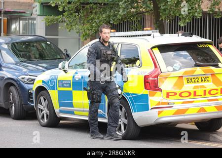 *** EXCLUSIVE *** SI APPLICANO TARIFFE SPECIALI *** 21/06/2023. Londra, Regno Unito. Polizia armata al Central Middlesex Hospital di Londra occidentale in quello che viene descritto come un 'incidente maggiore'. Photo credit: Ben Cawthra/Sipa USA **NO UK SALES** Foto Stock