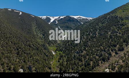 Vista delle montagne della Sierra Nevada dall'alto del lago Mono, Lee Vining, California Foto Stock