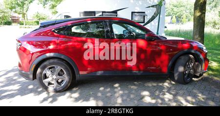 Lage, Germania - Giugno 3 2023 Un rosso Ford Mustang mach-e. Mach-e è un SUV crossover compatto elettrico a batteria. Foto Stock