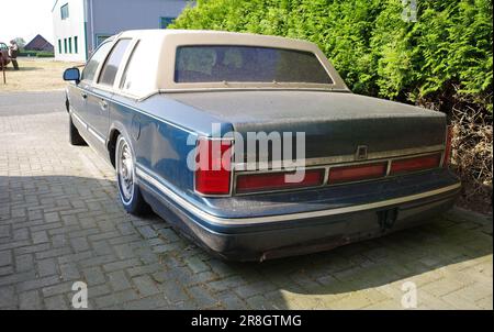 Neulehe, Germania - Giugno 18 2023 Una sporca Lincoln Town Car Executive Series 1995 è parcheggiata. Foto Stock