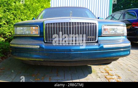 Neulehe, Germania - Giugno 18 2023 Una sporca Lincoln Town Car Executive Series 1995 è parcheggiata. Foto Stock