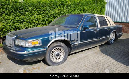 Neulehe, Germania - Giugno 18 2023 Una sporca Lincoln Town Car Executive Series 1995 è parcheggiata. Foto Stock