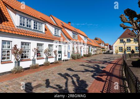 Edifici ben conservati intorno al cimitero dello storico insediamento di pescatori Holm, Schleswig, Schleswig-Holstein, Germania settentrionale, Europa Foto Stock