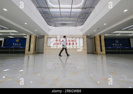 (230621) -- WENCHANG, 21 giugno 2023 (Xinhua) -- questa foto mostra una sala d'ispezione del progetto di operazioni doganali indipendenti nel porto di Qinglan di Wenchang, provincia Hainan della Cina meridionale, 20 giugno 2023. La costruzione delle infrastrutture necessarie è stata completata nel progetto di operazioni doganali indipendenti nel porto di Qinglan di Wenchang. Il primo gruppo di progetti relativi ad operazioni doganali indipendenti in tutta l'isola di Hainan si trova nelle città di Haikou, Sanya, Wenchang, Dongfang e Chengmai. Hainan finirà di costruire tutte le infrastrutture necessarie per gli indipendenti Foto Stock