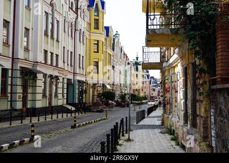 Kiev, Ucraina 17 giugno 2023: Nuovo quartiere costruito in stile europeo da quattro piani case Podil distretto di Kyiv città Ucraina Foto Stock