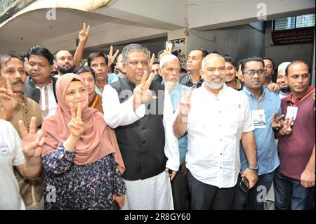 Sylhet, Bangladesh. 21st giugno 2023. Il sig. Anwaruzzaman Chowdhury, candidato sindaco della barca ha fuso il suo voto al centro di Pathantula di Jamia Islamia Kamil Madrasah di Shahjalal. Foto Stock