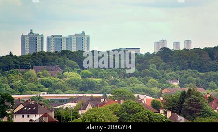 dawsholm park con le torri di maryhill e il wyndford dal tempio Foto Stock