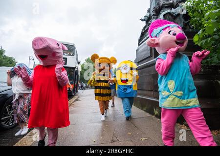 Glasgow, Scozia, Regno Unito. 21st giugno, 2023. L'escursione in taxi di Glasgow a Troon è un'escursione annuale dove i tassisti della città vestono in costumi eleganti, decorano i loro taxi e portano i bambini con esigenze speciali in una gita di un giorno alla città balneare di Troon. Credit: SKULLY/Alamy Live News Foto Stock