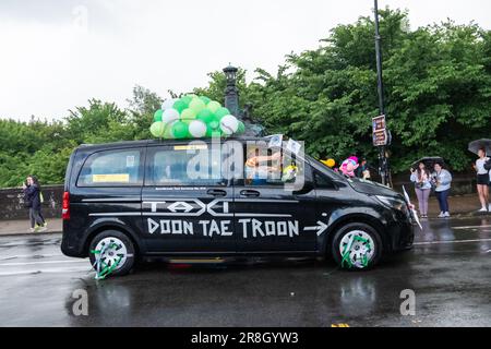 Glasgow, Scozia, Regno Unito. 21st giugno, 2023. L'escursione in taxi di Glasgow a Troon è un'escursione annuale dove i tassisti della città vestono in costumi eleganti, decorano i loro taxi e portano i bambini con esigenze speciali in una gita di un giorno alla città balneare di Troon. Credit: SKULLY/Alamy Live News Foto Stock