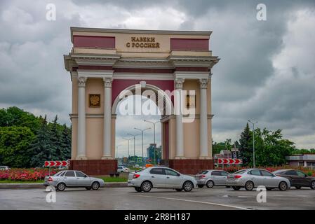 NALCHIK, RUSSIA - 06 GIUGNO 2023: Arco di Trionfo 'Forever with Russia'. Nalchik, Kabardino-Balkaria Foto Stock