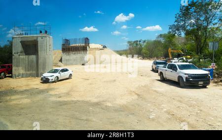 Dalla finestra dell'autobus si vedono le strade di lavoro delle infrastrutture e gli edifici dei ponti per il progetto Tren Maya, Foto Stock