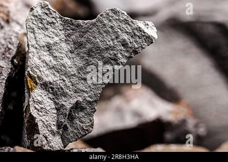 minerale di acciaio, prodotto da minerale di ferro, sfondo nero isolato Foto Stock