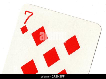 Una carta da gioco vintage con sette diamanti su sfondo bianco. Foto Stock