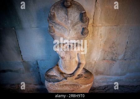 Immagine di una scultura di Buddha senza testa nella posizione del loto situata in un tempio cambogiano. Foto Stock