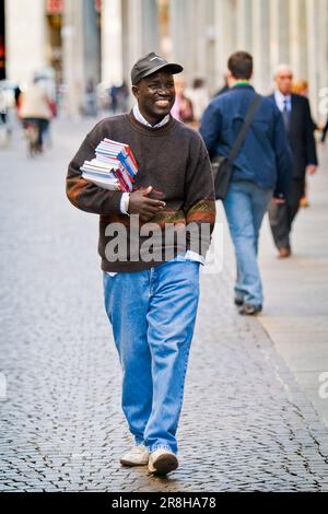 Giovane esploratore africano dei libri. Milano. Italia Foto Stock