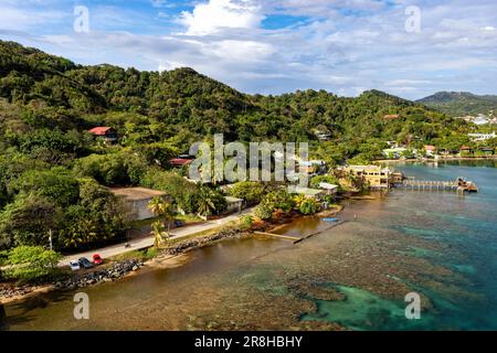 Vista della costa di Roatan dal porto di Roatan, Coxen Hole, Roatan, Honduras Foto Stock