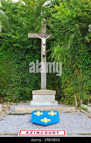 Una silhouette di un soldato medievale con glaive vicino al campo di battaglia della Battaglia di Agincourt (1415) a Maiconcelle (Pas-de-Calais), Francia Foto Stock