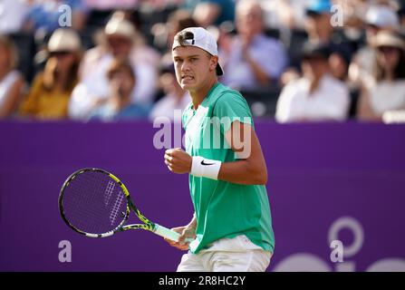 Holger Rune della Danimarca durante il suo secondo turno Men's Singles match contro Ryan Peniston della Gran Bretagna il terzo giorno dei campionati Cinch 2023 al Queen's Club di Londra. Data immagine: Mercoledì 21 giugno 2023. Foto Stock