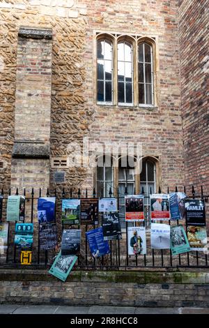 Poster che pubblicizzano spettacoli teatrali e concerti musicali sono attaccati alle ringhiere di ferro a Trinity Lane, Cambridge, Regno Unito Foto Stock
