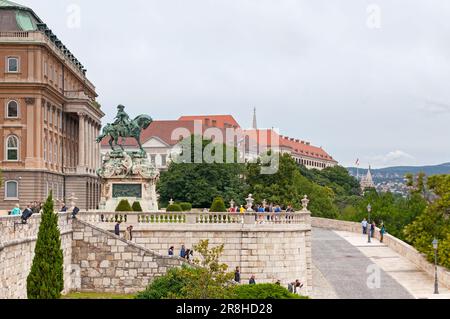 Budapest, Ungheria - Giugno 22 2018: La terrazza del Danubio con il Monumento del Principe Eugenio di Savoia. Foto Stock