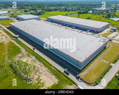 Vista aerea del centro di distribuzione, foto drone della zona di logistica industriale, nuovo centro di logistica super moderno pieno di tecnologia moderna e robotica, Foto Stock