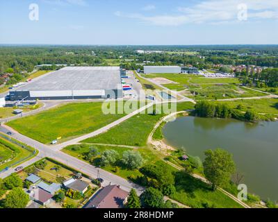 Vista aerea del centro di distribuzione, foto drone della zona di logistica industriale, nuovo centro di logistica super moderno pieno di tecnologia moderna e robotica, Foto Stock