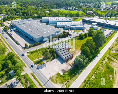 Vista aerea del centro di distribuzione, foto drone della zona di logistica industriale, nuovo centro di logistica super moderno pieno di tecnologia moderna e robotica, Foto Stock