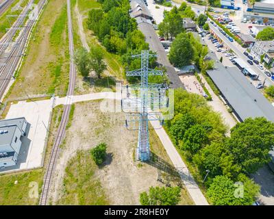 Vista aerea delle linee elettriche ad alta tensione e della trasmissione elettrica ad alta tensione Foto Stock