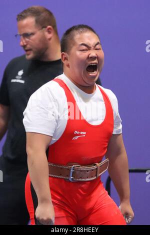 Berlino, Germania, 21, giugno, 2023. Pengqiang GUO dalla Cina durante la divisione deadlift M012 negli Special Olympics World Games Berlin 2023.. Credito: Fabideciria. Foto Stock