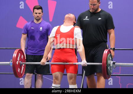 Berlino, Germania, 21, giugno, 2023. Pengqiang GUO dalla Cina durante la divisione deadlift M012 negli Special Olympics World Games Berlin 2023.. Credito: Fabideciria. Foto Stock