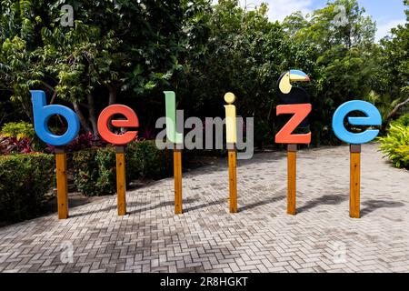 Belize segno con toucan - Harvest Caye - isola privata di proprietà della Norwegian Cruise Line in Belize Foto Stock