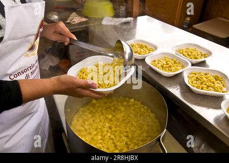 Tortellini. Emilian Food. Castelfranco Emilia. Emilia Romagna. Italia Foto Stock