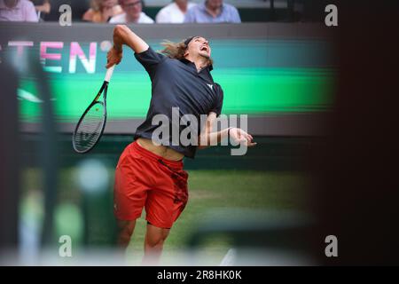 Halle, Germania. 21st giugno, 2023. Tennis: ATP Tour Singles, Men, Round of 16, Zverev (Germania) - Shapovalov (Canada). Alexander Zverev fa un servizio. Credit: Friso Gentsch/dpa/Alamy Live News Foto Stock