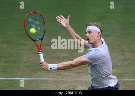 Halle, Germania. 21st giugno, 2023. Tennis: ATP Tour Singles, Men, Round of 16, Zverev (Germania) - Shapovalov (Canada). Denis Shapovalov gioca una manna. Credit: Friso Gentsch/dpa/Alamy Live News Foto Stock