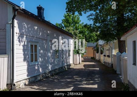 Vista pittoresca della stretta strada non asfaltata Liinakankurinkatu (Linvävaregatan) in una soleggiata giornata estiva a Barckens udde, Tammisaari (Ekenäs), Finlandia Foto Stock