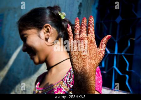 Decorazioni a mano con Henna. Slum vicino alla zona di Colaba. Mumbai. India Foto Stock