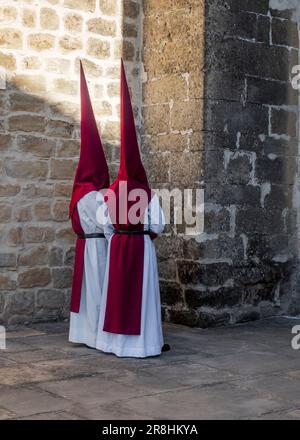 Nazareni con tunica e cappuccio nelle processioni per le strade di Baeza durante la celebrazione della sua tradizionale settimana Santa. Foto Stock