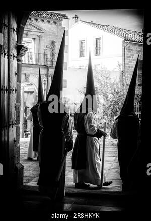 Nazareni con tunica e cappuccio nelle processioni per le strade di Baeza durante la celebrazione della sua tradizionale settimana Santa. Foto Stock