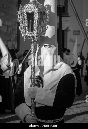 Nazareni con tunica e cappuccio nelle processioni per le strade di Baeza durante la celebrazione della sua tradizionale settimana Santa. Foto Stock