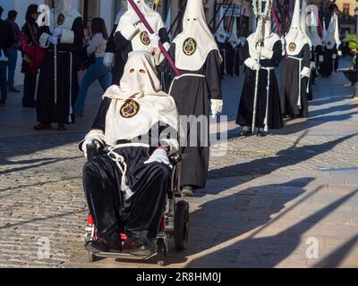 Nazareni con tunica e cappuccio nelle processioni per le strade di Baeza durante la celebrazione della sua tradizionale settimana Santa. Foto Stock