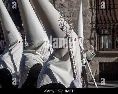 Nazareni con tunica e cappuccio nelle processioni per le strade di Baeza durante la celebrazione della sua tradizionale settimana Santa. Foto Stock