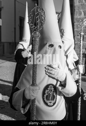 Nazareni con tunica e cappuccio nelle processioni per le strade di Baeza durante la celebrazione della sua tradizionale settimana Santa. Foto Stock